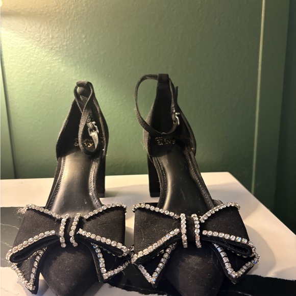 Crown & Ivy Black Heels with Rhinestone Bow - Picture 1 of 3